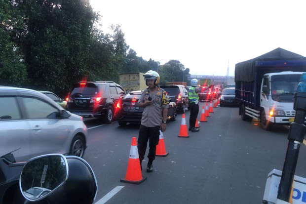 Jalur Puncak Macet Parah,...