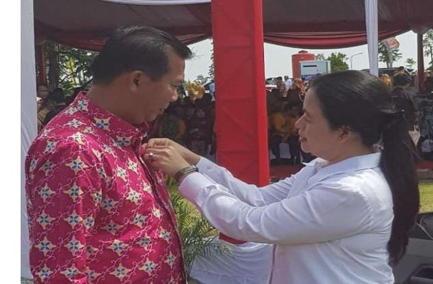 Wali Kota Firdaus Dianugerahi...