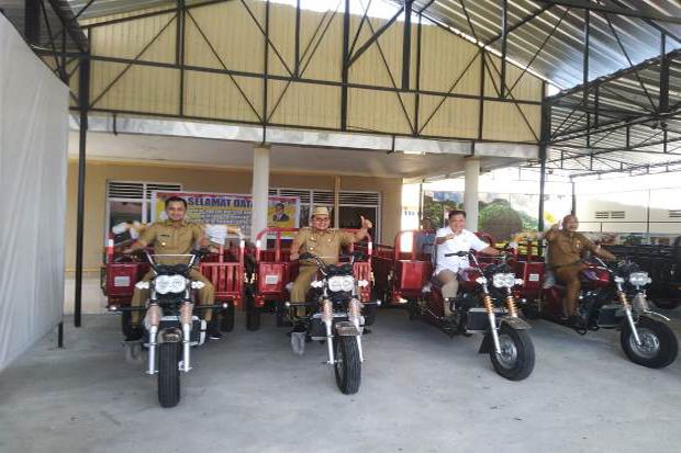 Roem Kono Serahkan Bantuan...