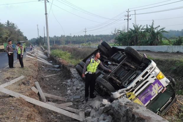 Diduga Sopir Mengantuk,...