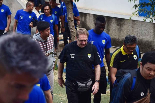 Ke Markas Persija, Persib...