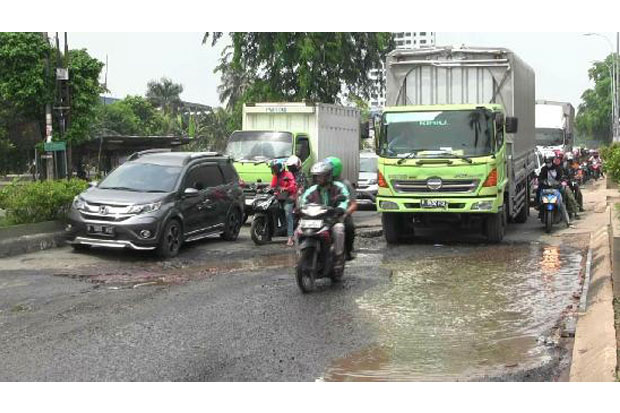Larang Truk Melintas,...