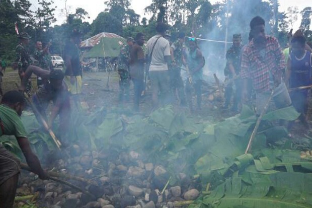 Warga dan TNI Gelar...