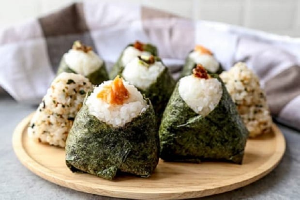 Beda dengan Sushi, Onigiri...