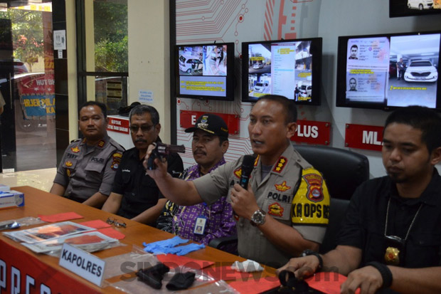 Perampok Toko Emas di...