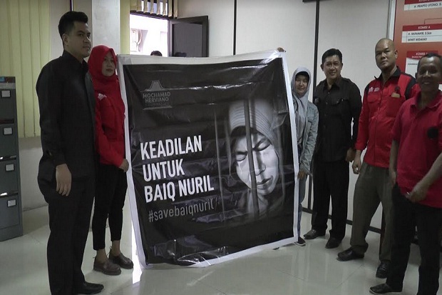Dukung Baiq Nuril, Warga...