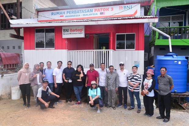 Berdiri di Dua Negara,...