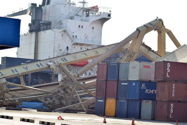 Evakuasi Container Crane...