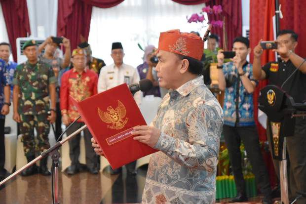 Gubernur Kalteng Lantik...