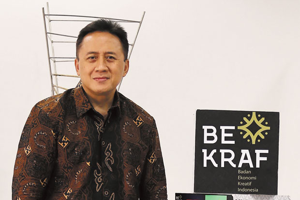 Triawan Munaf Menyusun...