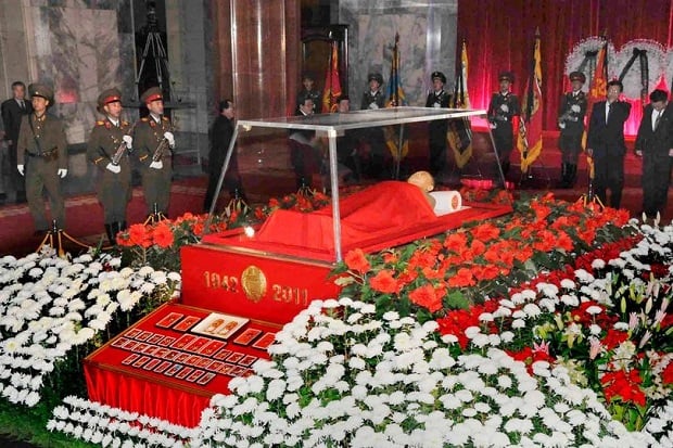 Rawat Jasad Ayahnya...