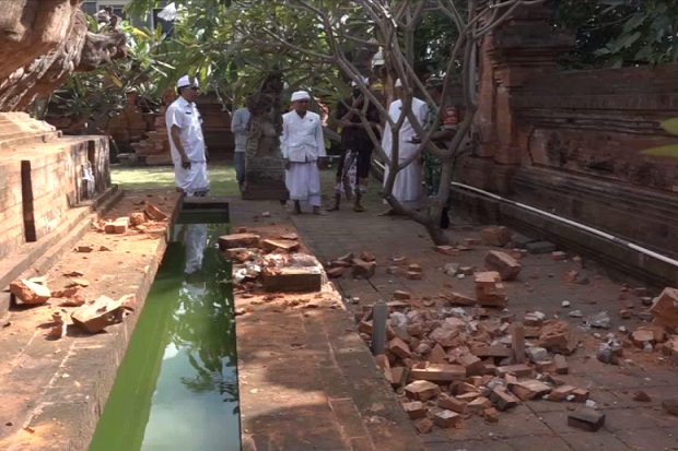 Gempa Bali Akibatkan...