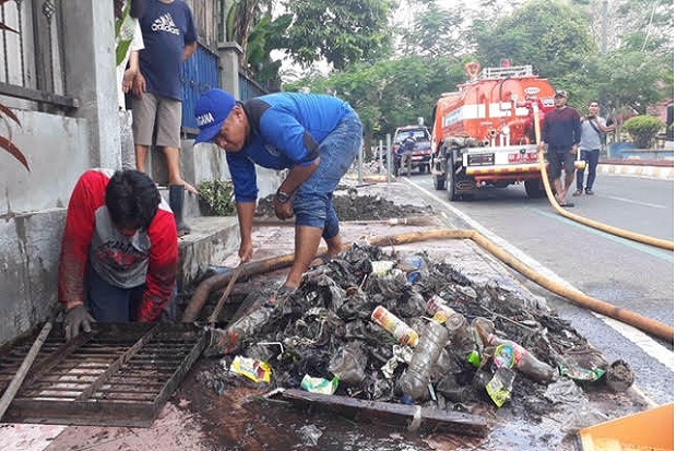 Cegah Banjir, Petugas...