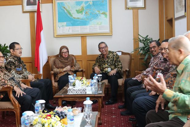 Keluarga Cendana Serahkan...