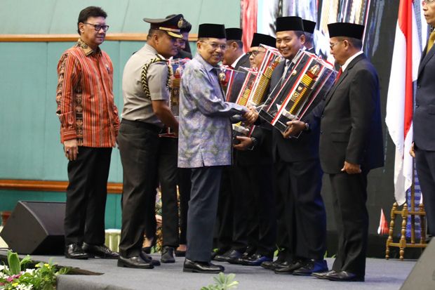 Pemkot Makassar Sabet...