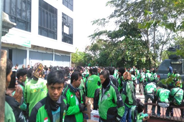 Ratusan Pengemudi Ojek...