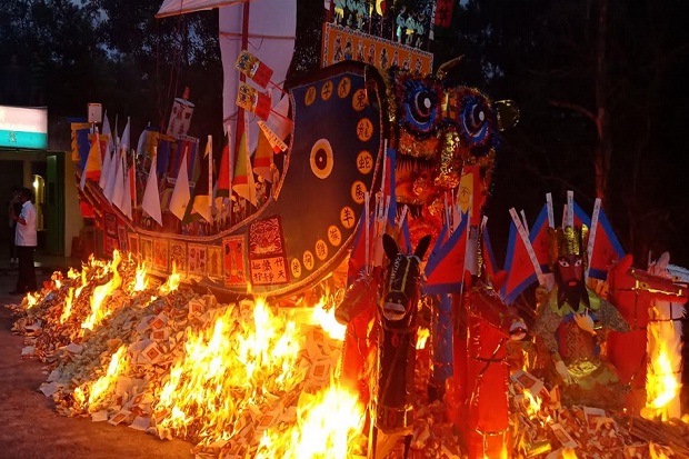 Ritual Bakar Tongkang...