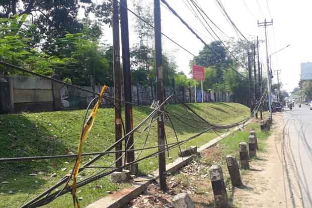 Warga Resah Banyak Kabel...
