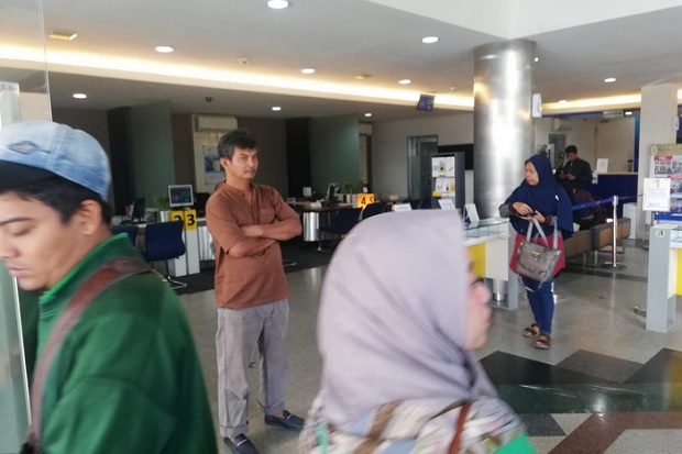Protes Saldo Hilang,...