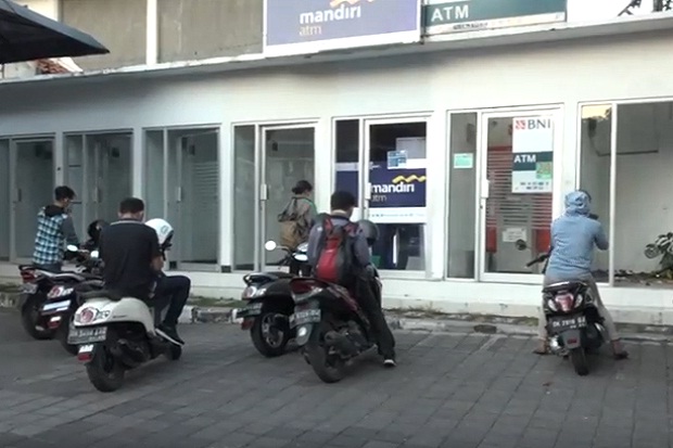 Resah, Nasabah Datangi...