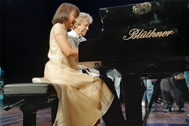 Duo Pianis Dunia Gelar...