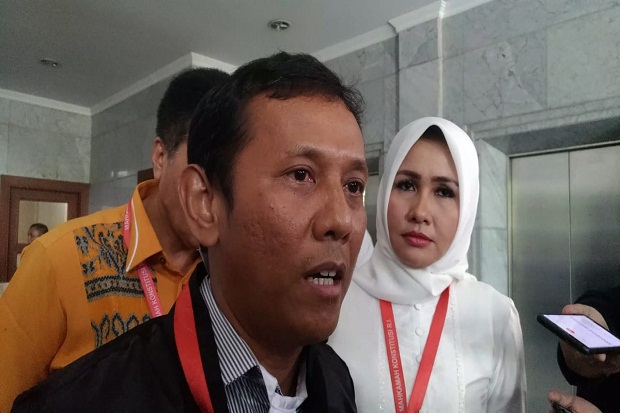 Foto Cantiknya Digugat,...