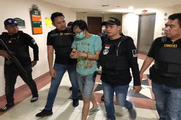 Gerebek Apartemen, Polres...