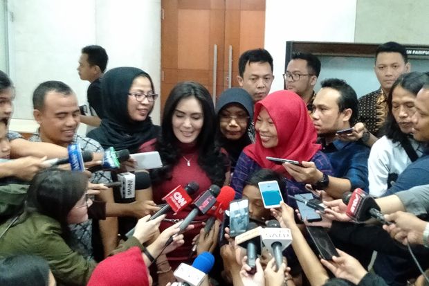 Bersama Putranya, Baiq...