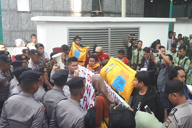 Lolos dari Penjagaan,...
