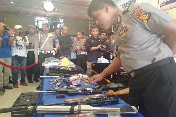 6 Senjata Api dan Granat...