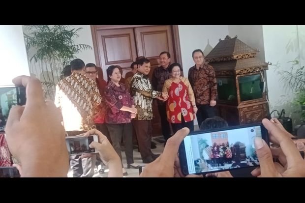 Megawati Sambut Kedatangan...
