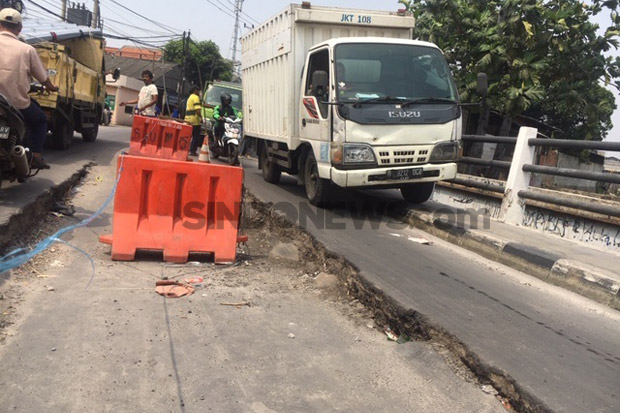 Jembatan Kamal Ambles,...