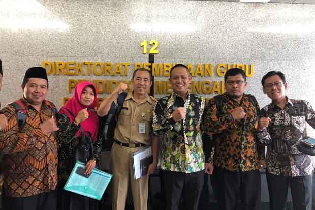 Perjuangkan Guru Honorer,...