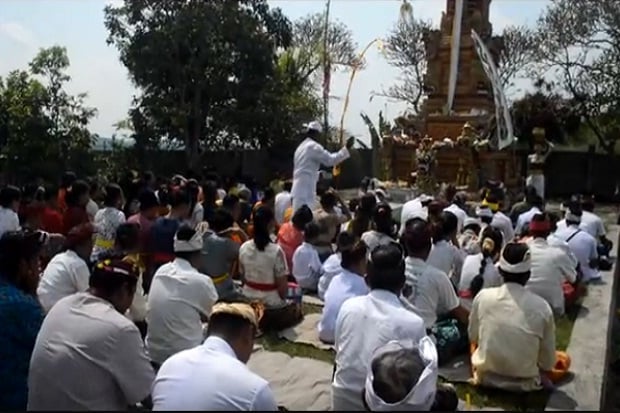 Umat Hindu Khusyuk Sembahyang...