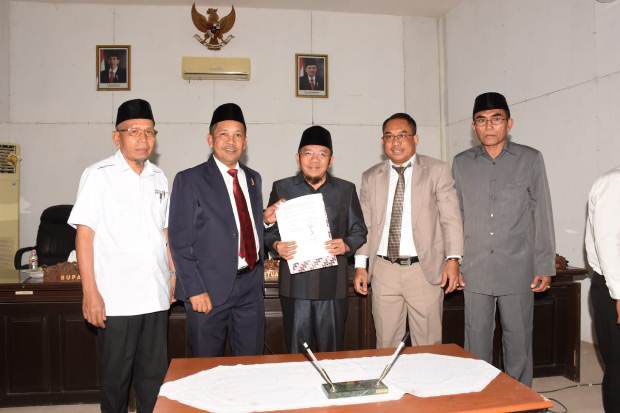 Bupati Hadiri Rapat...