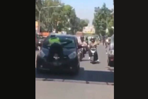 Viral Video Mobil Terobos...