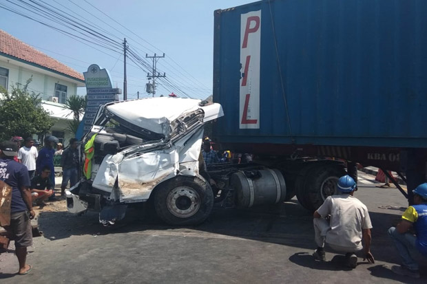Diseruduk Truk Kontainer,...