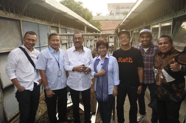 Adopsi M Bloc, Ambon...