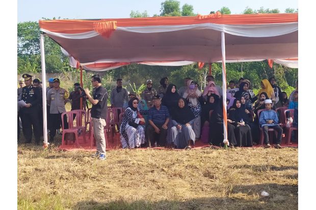Sang Ayah Dimakamkan,...