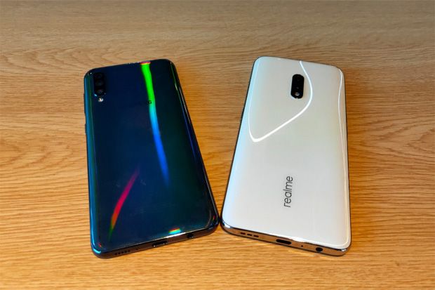 Realme X vs Samsung...