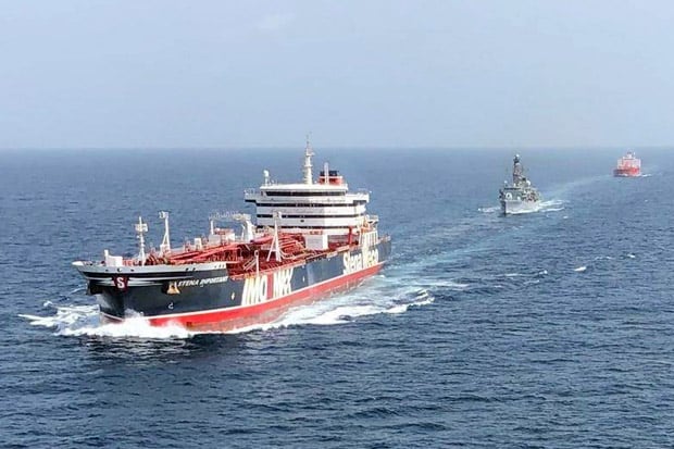 Lewat Selat Hormuz,...