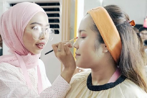 Tips Tampil Cantik Hadiri...