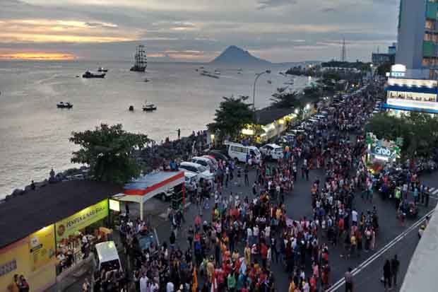 Ribuan Warga Semarakkan...