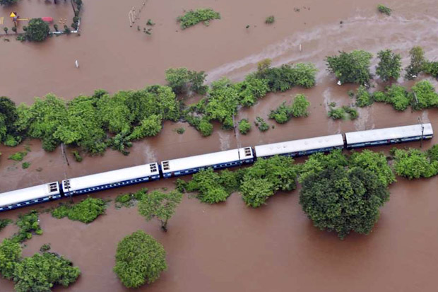 Terjebak Banjir, Militer...