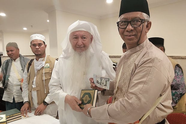Jamaah Haji Aceh Terima...