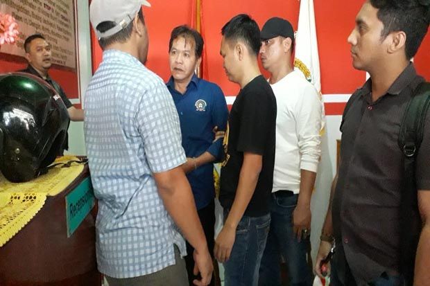 Peras Kades, Dua Oknum...
