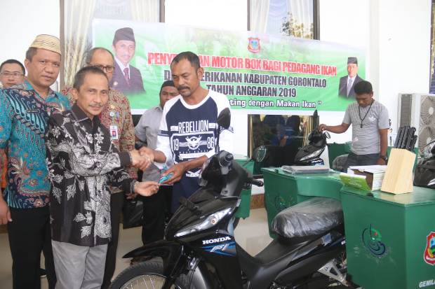 Bupati Nelson Serahkan...