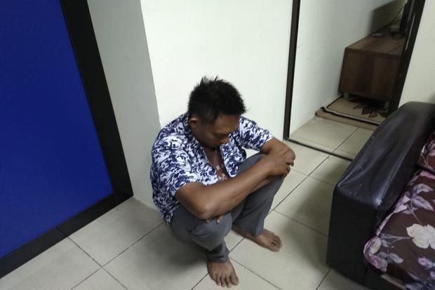 Petugas Avsec Bandara...