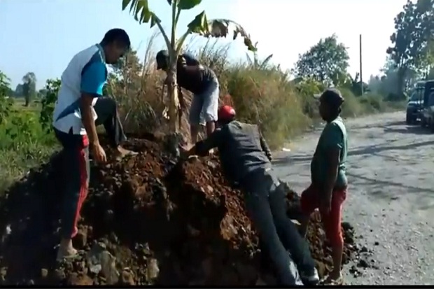 Kesal, Warga Tutup Akses...