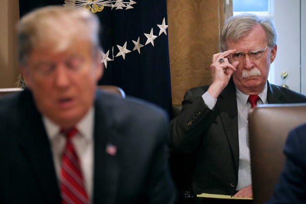 Trump-Bolton Bentrok...